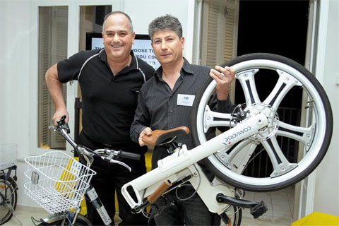 이스라엘의 스타트업 캠프‘더 하이브’에서 창업자들이 직접 개발한 신제품 자전거를 프레젠테이션하는 모습.