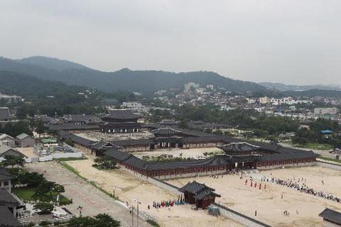 
	현재의 경복궁 전경. 흥선대원군이 복원한 경복궁은 일제를 거치면서 전각이 대부분 헐리고, 현재 부분적으로 복원중이다./조선DB
