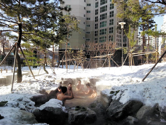 용인 구성의 스파팰리스리가. 약알카리 온천수가 나오는 등 힐링 아파트로 화제다.