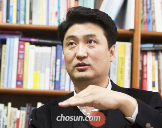 김상배 서울대 정치외교학부 교수는“강대국 사이에 낀 약소국의 역할은 크지 않지만 비슷한 규모의 동류 국가와 유연한 네트워크를 통해 적극적인 역할을 할 수 있다”고 말했다.