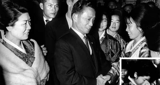 고(故) 박정희 전 대통령과 육영수 여사가 지난 1964년 12월 10일 독일 루르 탄광지대의 함보른 광산회사 강당에서 파독 광부와 간호사들을 만나 인사를 나누고 있다. 작은 사진은 당시 박 대통령의 연설을 듣고 눈물을 닦는 간호사의 모습. 이 자리에서 박 전 대통령과 육 여사도 눈물을 흘렸던 것으로 알려졌다