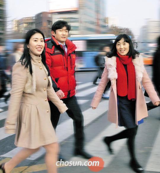 
	김성희·성원준·임춘화(왼쪽부터)씨는 대한민국에서 대학을 다니며 꿈을 키워가는 탈북 청년들이다. 임춘화씨는 사회복지사를 꿈꾸고 김성희씨는 결혼 후 아기의 재롱에 푹 빠져 있다. 성원준씨는 인터넷 쇼핑 사업을 하면서 기자의 꿈을 키워가고 있다. 그러나 상당수 탈북자들은 저소득과 사회적 차별로 상대적 박탈감을 느끼고 있다
