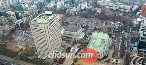 서울 강남구 삼성동 무역센터에서 바라본 한국전력 본사. 축구장 면적의 약 11배 크기인 한전 부지는 인근 서울의료원, 한국감정원 부지와 함께 복합 단지로 개발될 전망이다