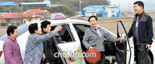 
		19일 오전 충남 서천군 서천읍 삼산리 마을회관 앞에서‘희망택시’를 이용하는 주민들이 택시기사 오의환(오른쪽)씨와 반갑게 인사를 나누고 있다. 이용 요금은 5㎞ 거리인 읍 소재지까지 승객 4명이 합쳐 100원만 내면 된다. /신현종 기자
