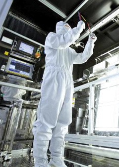삼성전자 연구원이 개발 중인 LCD(액정화면)를 보고 있다. 국내 대기업들은 인재 유치를 위해 서울·수도권 지역에 대규모 연구센터를 짓고 있다