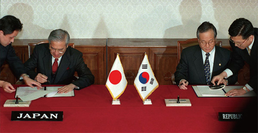 
	1999년 1월 22일 홍순영 외교통상부 장관(오른쪽)과 오구라 가즈오 주한 일본대사가 한·일어업협정 비준서에 서명하고 있다/ 조선일보 DB
