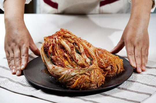 한국에서 김치는 고춧가루, 액젓, 마늘, 새우젓 등 수십 가지 재료와 어머니의 손맛이 더해져 그 집안만의 유일무이한 '음식 작품'으로 완성된다.