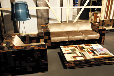 네덜란드 가구 디자이너 ‘피트 하인 이크’가 만든 티테이블과 소파. 폐선박에서 떼어낸 나무로 만들어졌다.