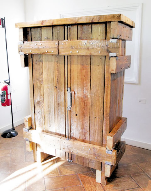 피트 하인 이크의 옷장. 가격이 약 700만원에 달한다.