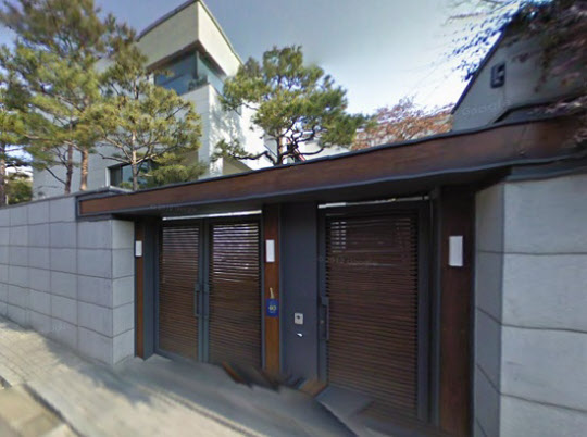 최태원 SK그룹 회장이 최근 100억원대에 매각한 것으로 알려진 서울 강남구 논현동 자택 전경/ 구글 뷰어 제공
