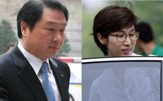 최태원 SK그룹 회장(왼쪽)/【서울=뉴시스】김인철 기자 = 노소영 아트센터 나비 관장이 지난해 7월 29일 오전 서울 서초구 서울고등법원에서 횡령·배임 등의 혐의로 기소된 최태원 SK 그룹 회장의 17차 항소심 재판 참관을 마치고 법원을 나서고 있다. yatoya@newsis.com
