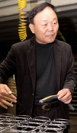 
	경기도 양주시 율정동 금성침대 매트리스 공장에서 고중환 대표가 제작 기술을 설명하고 있다
