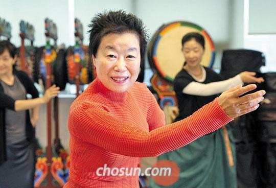 
	26일 서울 능동 리을무용단 연습실에서 배정혜 전 국립무용단 예술감독이 제자들과 함께‘춤, 70Years 배정혜’공연을 위한 연습을 하고 있다.
