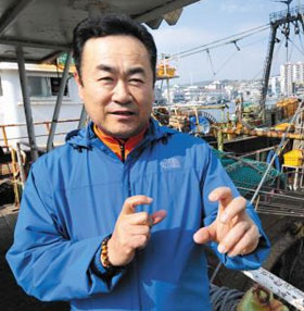 지난 24일 오후 김남식 선장이 경남 통영시 동호항에 정박 중인 쌍끌이 어선 대평호에서 얘기하고 있다.