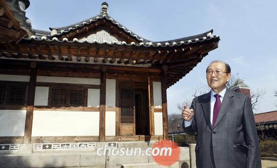 
	서울 성북동 덕수교회 영성수련원으로 사용하는 한옥 마당에 선 손인웅 목사. 그는 “노블레스 오블리주를 갖춘 ‘기독교 양반’이 늘어난다면 한국 교회에 대한 신뢰 회복에 큰 도움이 될 것”이라고 말했다.
