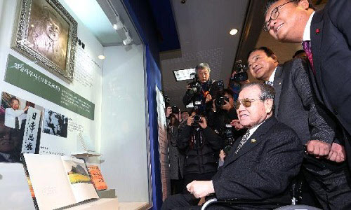 김종필 전 국무총리가 2013년 12월 10일 국회 헌정기념관에서 열린 '운정회' 창립식에 참석하기 전 기념관에 마련된 본인의 부조상을 보고 있다. 조선일보DB