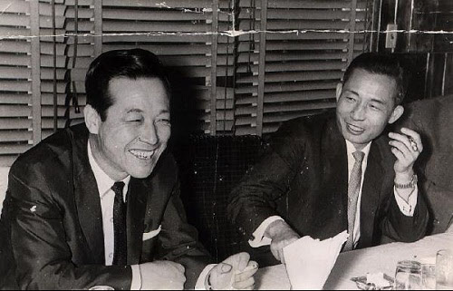 박정희 전 대통령(오른쪽)과 김종필 전 총리의 지난 1966년 6월 때 모습. 두 사람이 웃으면서 대화를 하고 있다. /조선일보DB