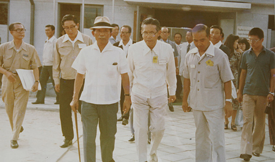 
	1974년 창원기계산업단지 공단을 방문한 박정희 대통령과 아들 지만씨(맨 오른쪽). /photo 국가산업단지공단
