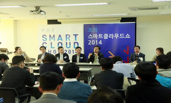 최재붕 성균관대 교수가 지난 2014년 3월 21일 열린 프리 스마트클라우드쇼에서 발언하고 있다. 왼쪽부터 류현정 기자, 심수민 연구원, 고광범 전무, 김병수 부장, 최재붕 교수, 안상근 대표, 장우정 기자 / 사진= 최지웅 연구원
