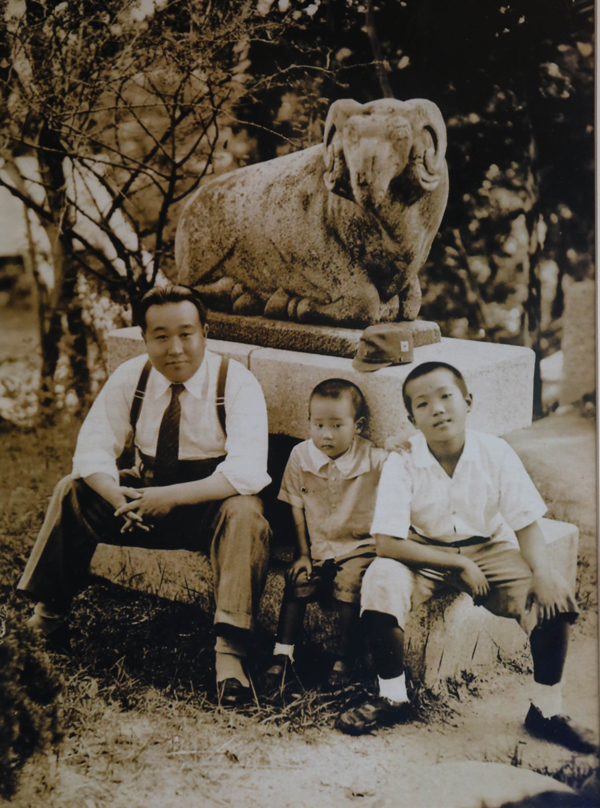 1944년 서울 성북동 자택에서 두 아들과 함께한 간송 전형필.