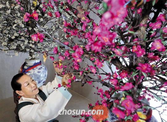 
		황수로 교수가 만든 화준에는 피지 않은 꽃봉오리부터 만개한 꽃까지 수만 송이가 들어간다. 여기에 온갖 벌과 나비, 봉황까지 얹어 하나의 우주를 완성한다. 황 교수는 “조선시대 왕의 꿈과 포부를 담아냈다”고 말했다. /성형주 기자
