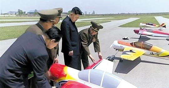 
		모형 비행기 살펴보는 김정은… 작년 6월 16일 조선중앙TV에서 방영한 기록영화에서 김정은 노동당 제1비서(오른쪽에서 둘째)가 한 부대를 방문해 모형 비행기들을 살펴보고 있다. /조선중앙TV
