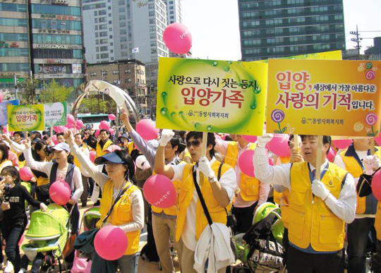 
	전문가들은“인식개선 및 사회 간접 자본 조성이 입양과 미혼모 양육 시스템의 발전에 있어 무엇보다 중요하다”고 강조했다.
