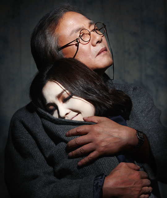연극‘메피스토’의 메피스토(아래·전미도)와 파우스트(정동환).