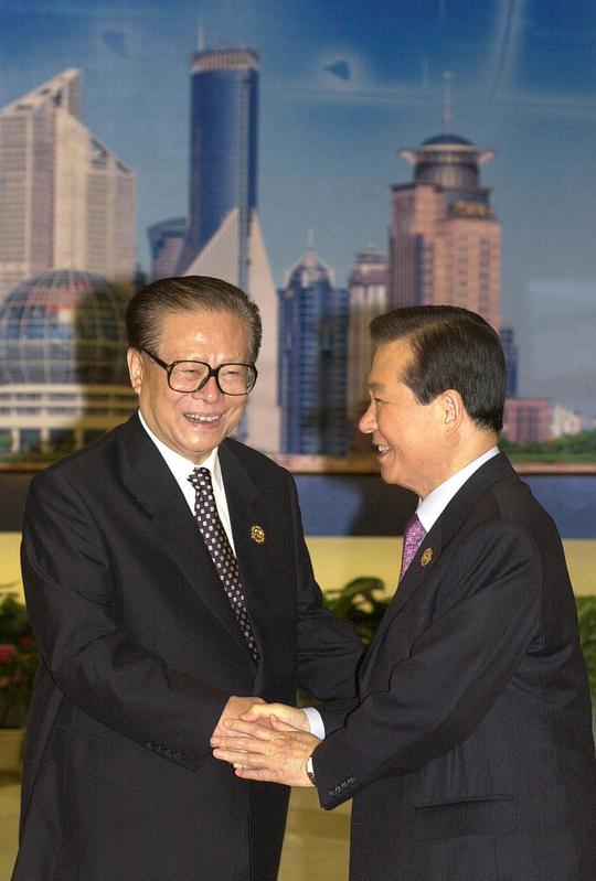 2001년 10월 20일 상하이 APEC 정상회의 의제 설명회장에 도착한 김대중 대통령이 장쩌민 중국 국가주석과 만나 악수하고 있다.