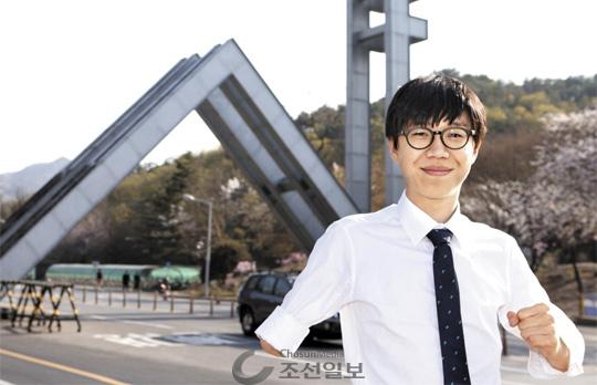 8일 오후 서울대 정문에서 총학생회장 이경환(27)씨가 왼주먹을 쥐어 보이고 있다. 오른팔 팔꿈치 아래가 없는 3급 지체장애인인 이씨는 이날 서울대 총학생회장으로 선출돼 임기를 시작했다. 이씨는 대학 입학 후 ‘데모꾼’으로 살았으나, 광우병 촛불집회 때 ‘지금까지의 활동이 잘못됐다’고 깨닫고 운동권에서 벗어났다고 한다.