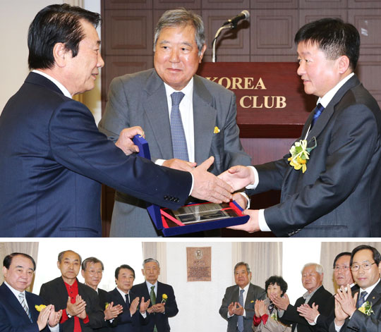 (위 사진)안병훈(가운데) 서재필기념회 이사장과 김병호(왼쪽) 한국언론진흥재단 이사장이‘채동욱 총장 혼외 아들’을 보도한 조선일보 정권현 특별취재부장에게 상패를 건네고 있다. (아래 사진)남궁억 선생 동판 헌정식에 참여한 주요 인사들. 왼쪽부터 이택휘 서재필기념회 이사, 현재호 목사, 남궁억 선생 유족 남궁윤씨, 김병호 한국언론재단이사장, 남시욱 세종대 석좌교수, 안병훈 서재필기념회 이사장, 유족인 김은자·남궁주·남궁엽·남궁청완씨.