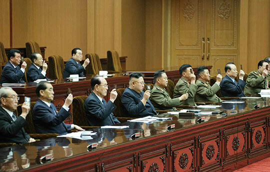 2014년 4월 10일자 노동신문에 실린 북한 제 13기 최고인민회의 1차회의 주석단 사진.