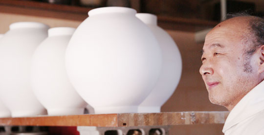 
	권대섭은 달항아리를 닮았다. 그의 첫 개인전은 1995년, 역산하면 17년간 공부만 해온 셈이다. 그래서인지 과장을 싫어한다. 그는“달항아리가 주목받은 것은 유홍준 전 문화재청장의 공(功)이 컸다. 고궁박물관에서 2005년 연 기획전이 기폭제였다”고 했다.
