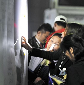 
	휴대폰 불빛 비춰 생존자 확인 16일 밤 전남 진도군 실내체육관 앞에서 안산 단원고 학부모들이 휴대전화 불빛을 밝혀 구조자 명단을 확인하고 있다.
