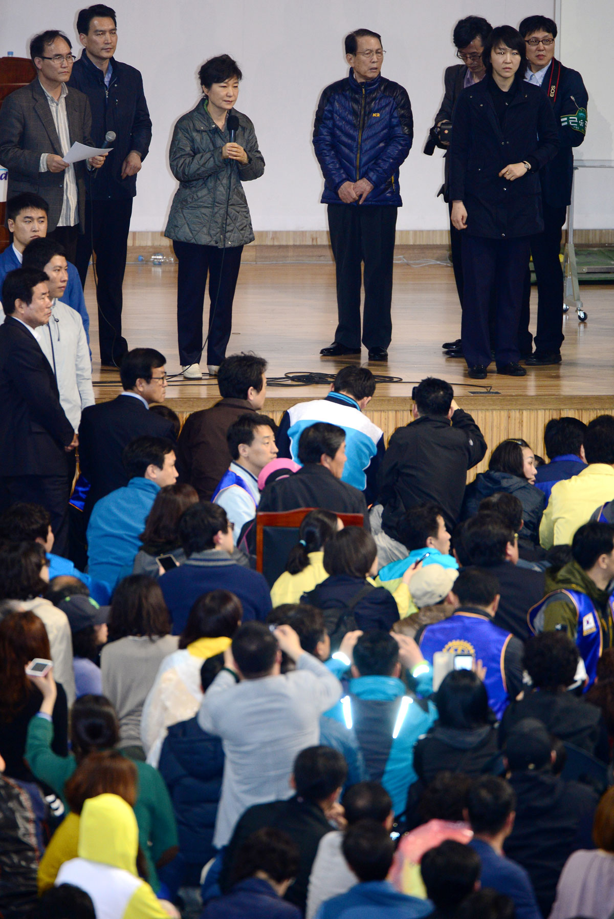 박근혜 대통령이 전남 진도군 관매도 인근 해상에서 침몰한 여객선 세월호 사고 이틀째인 17일 오후 실종자 가족들이 모여있는 진도실내체육관 현장을 찾아 가족들의 요구사항 등을 듣고 있다.