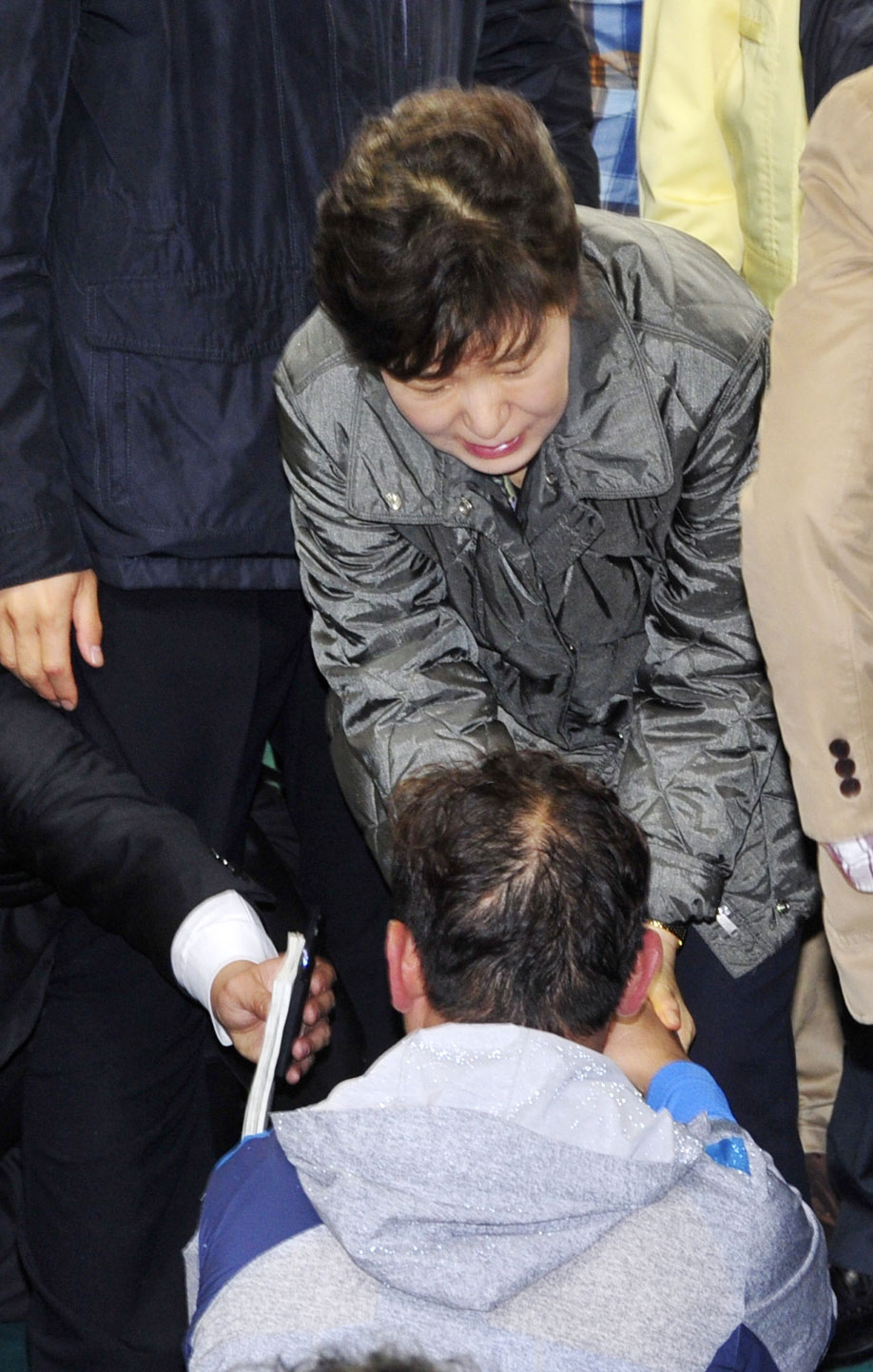 박근혜 대통령이 17일 전남 진도 실내체육관에서 열린 여객선 침몰 실종자가족들과 얘기를 나누기 위해 입장하면서 한 가족과 인사를 나누며 위로하고 있다.