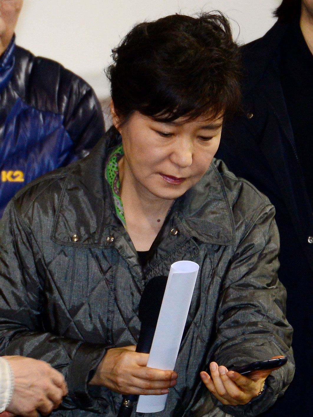 박근혜 대통령이 전남 진도군 관매도 인근 해상에서 침몰한 여객선 세월호 사고 이틀째인 17일 오후 실종자 가족들이 모여있는 진도실내체육관 현장을 찾아 가족들이 건넨 휴대전화 내용을 살펴보고 있다.