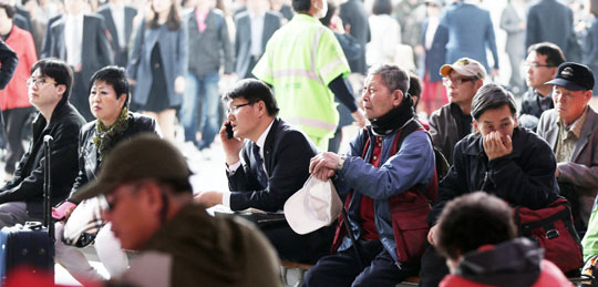 
	여객선 세월호가 진도에서 침몰한 지 이틀째인 17일, 서울역 대합실에 모인 시민들이 안타까운 표정으로 구조 뉴스를 보고 있다.
