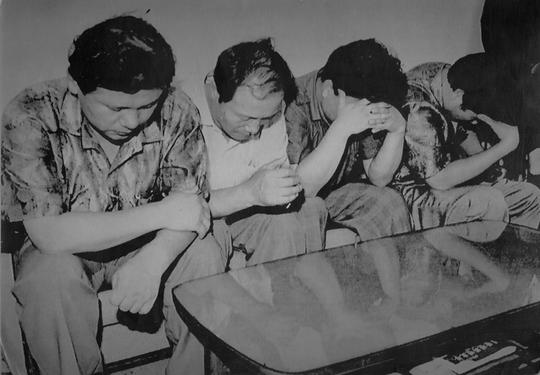 1991년 오대양 직원 3명의 살해사실을 폭로한 김도현, 이세윤, 오민철, 문윤중씨 등이 경찰에서 고개를 떨군채 앉아있다.
