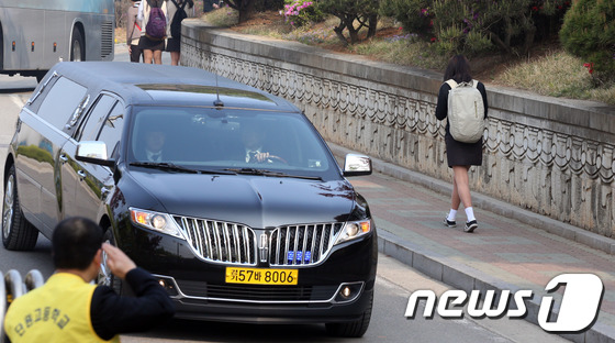 후배 잃은 단원고 3학년생들 '침통한' 등교길