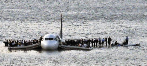 2009년 4월 뉴욕허드슨강에 불시착한 US에어웨이 1549편 승객들이 날개 위에서 구조를 기다리는 모습. 설렌버거 기장의 바르고 빠른 판단력이 승객과 승무원 155명을 구했다.