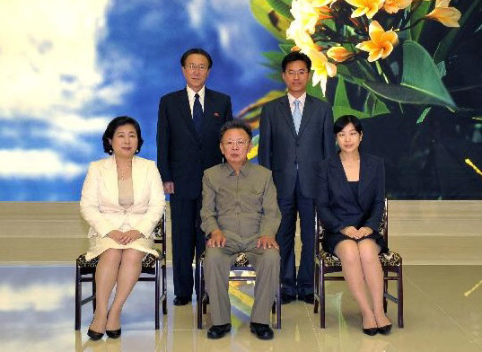 2009년 8월 10일 평양에 간 현정은 현대그룹 회장이 다섯 번 체류기간을 연장한 끝에 16일 김정일을 만나 오찬을 함께했다. 면담 내용은 공개되지 않았다. 앞줄 왼쪽부터 시계 반대 방향으로 현정은 회장, 김정일, 정지이 현대U&I 전무(현 회장 큰딸), 최규훈 현대아산 계약지원실장, 김양건 노동당 통일전선부장.