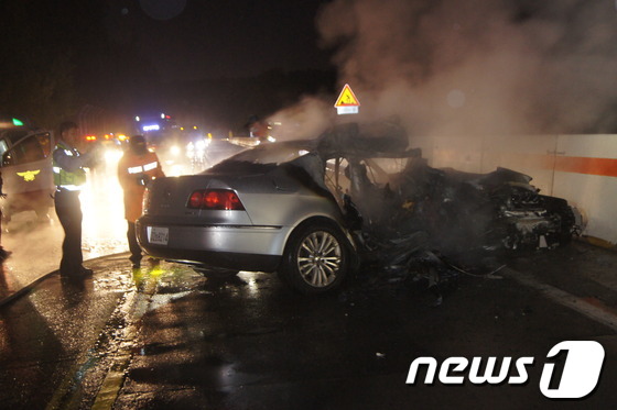 
	27일 오후 7시20분께 경남 거창군 남하면 둔하리 88고속도로 광주기점 126㎞ 지점에서 발생한 사고 현장.(사진제공=경남소방본부) © News1
