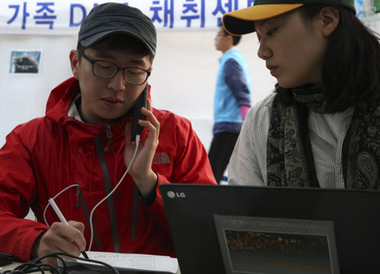 전남 진도군 팽목항에서 본지 기자들이 취재하고 있다