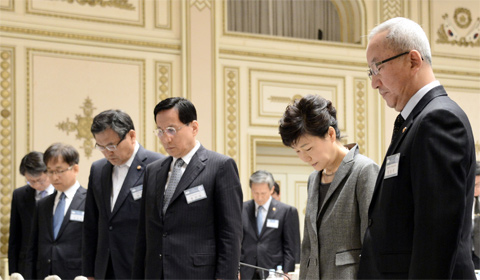박근혜 대통령이 1일 국가재정전략회의 시작에 앞서 현오석 경제부총리(오른쪽) 등 국무위원들과 세월호 희생자를 애도하는 묵념을 하고 있다