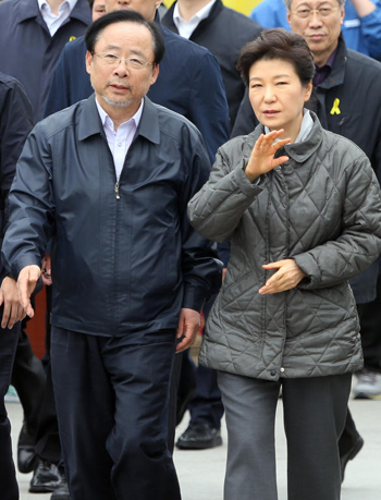 
	박근혜 대통령과 이주영 해양수산부 장관이 세월호 여객선 침몰 사고 19일째인 4일 전남 진도군 팽목항을 찾아 실종자 가족들을 만나기 위해 이동하고 있다. 박 대통령이 진도 사고 현장을 찾은 것은 사고 발생 이틀째인 지난달 17일 이후 두 번째다. /뉴스1
