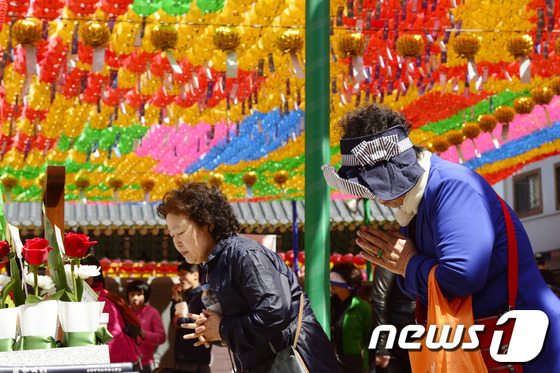 
	석가탄신일을 하루 앞둔 5일 오후 서울 종로구 조계사를 찾은 불자들이 합장하고 있다. © News1 박지혜 기자
