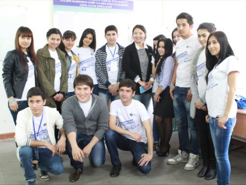 우즈베키스탄에서 유엔청년봉사단으로 파견 나간 박진아씨(뒷줄 왼쪽에서 여섯 번째).