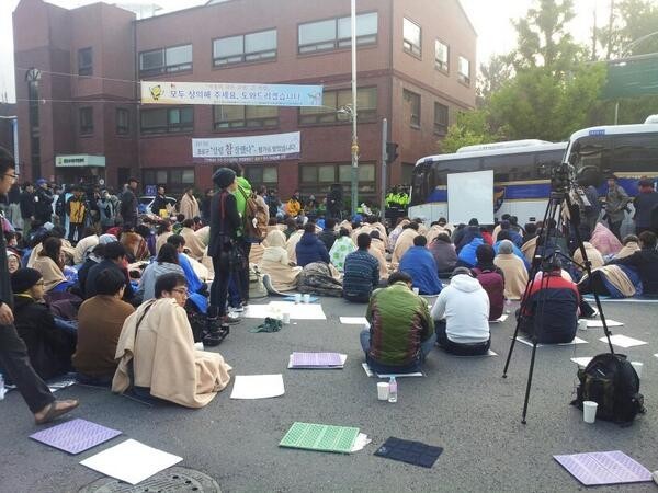 9일 오전 폴리스 라인 앞에서 밤샘 대치 중인 희생자 유가족들과 취재진들/트위터 캡쳐