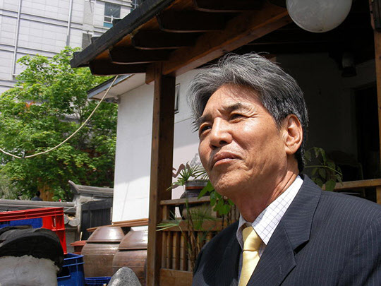 논산에 살고 있는 소설가 박범신이 7일 새 소설을 들고 서울 인사동을 찾았다. 그는 ＂사랑이 집착에 빠지면 부자연스럽고 타인을 억압할 수 있다는 내용을 담았다＂고 말했다. 김태훈 기자